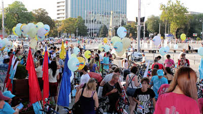 A bike ride in honor of the Russian state flag Day
